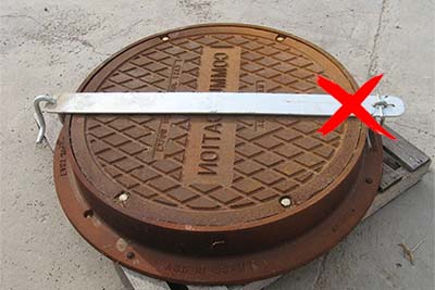 manhole lock and protector to prevent people from opening the manhole cover.