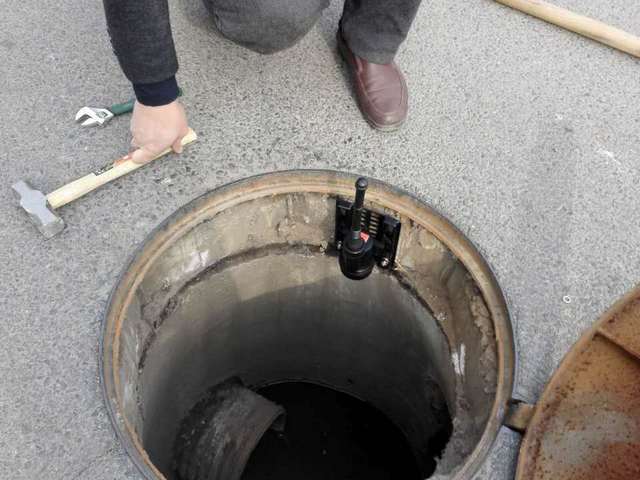 manhole cover open detector, manhole open detection, manhole sensor, how to install and mount on the manhole wall 2